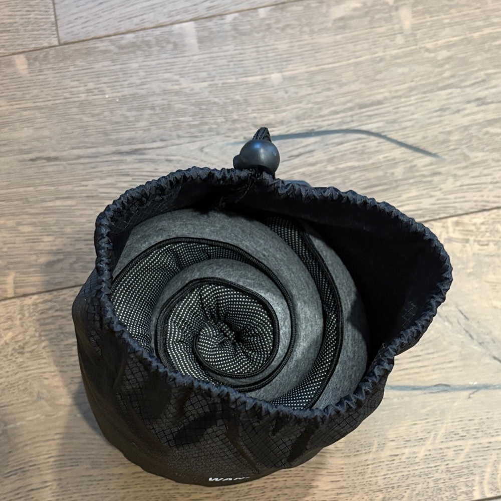 NIP Wander Black Plus Travel Neck Pillow Drawstring Pouch - Picture 6 of 6